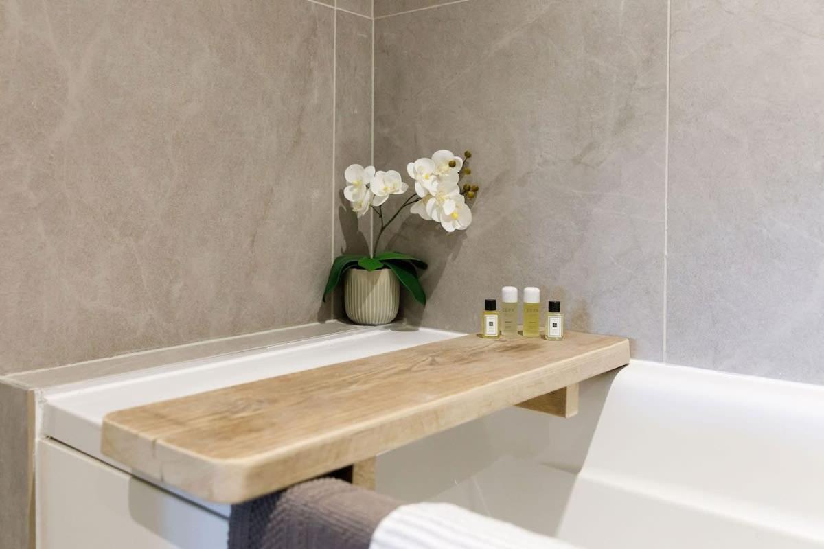 Stylish City Centre Apartment With Sauna Chichester Exteriér fotografie