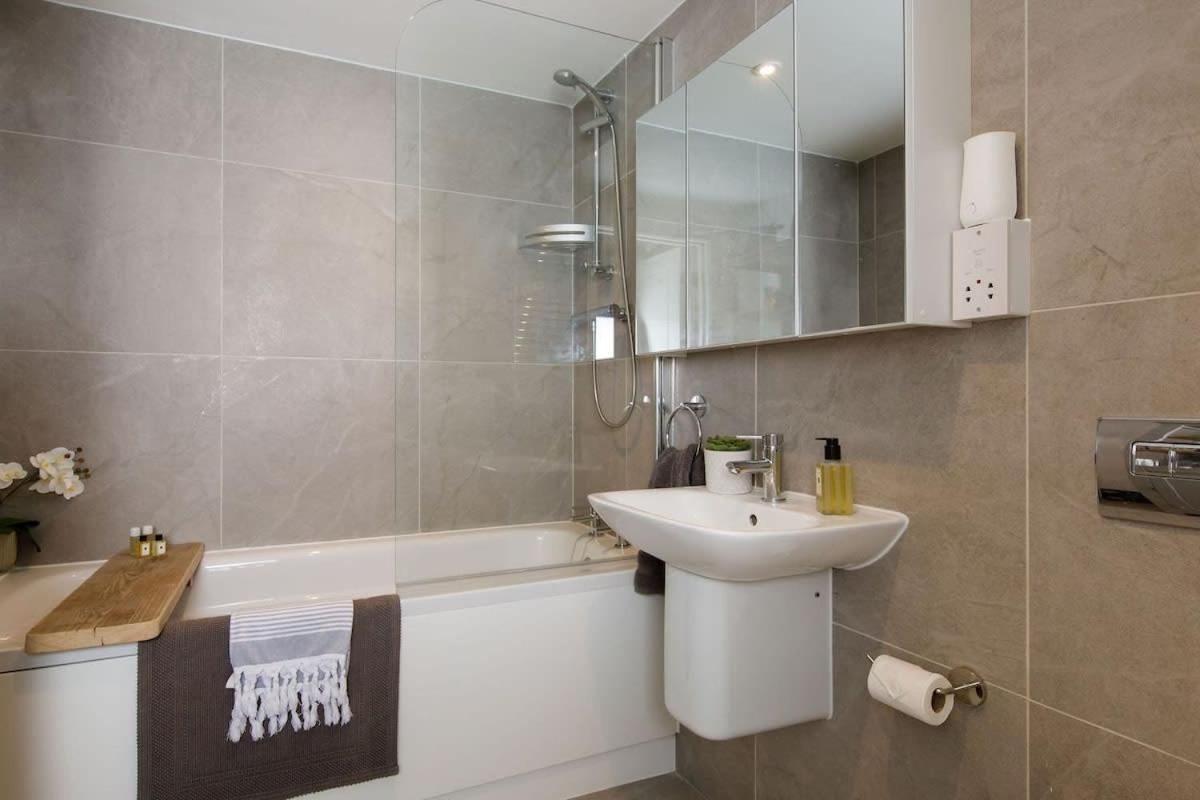 Stylish City Centre Apartment With Sauna Chichester Exteriér fotografie