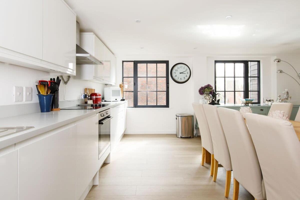 Stylish City Centre Apartment With Sauna Chichester Exteriér fotografie