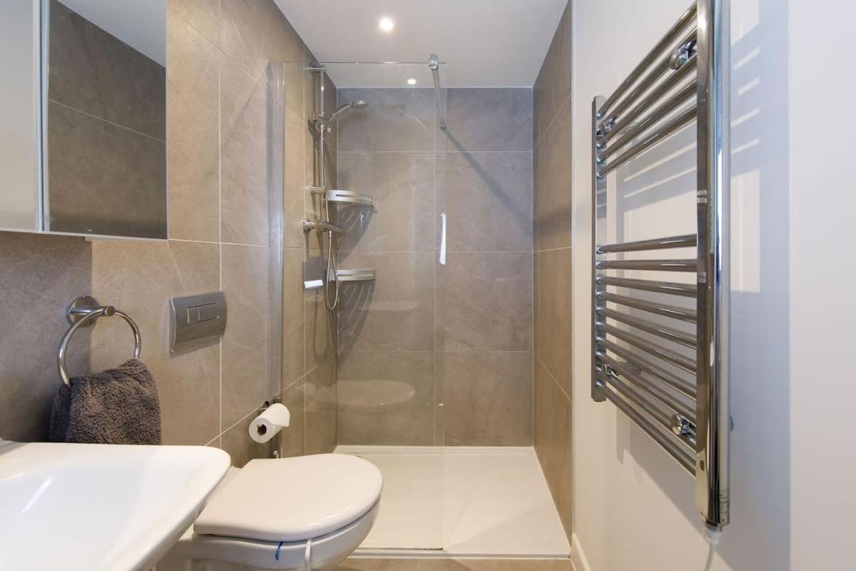 Stylish City Centre Apartment With Sauna Chichester Exteriér fotografie